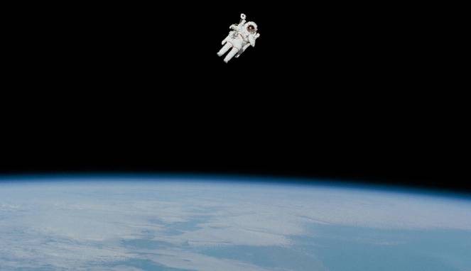 Astronot Pertama Terbang Bebas di Angkasa Meninggal Dunia