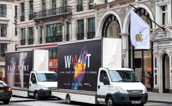Huawei Pasang Iklan P20 “Berjalan” di depan Toko Apple dan Samsung
